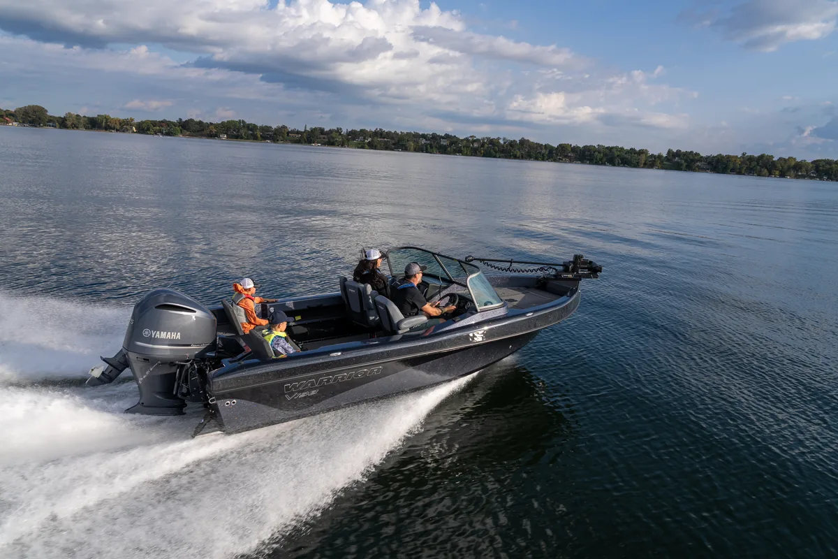 Warrior V198 with a family aboard running across a calm lake